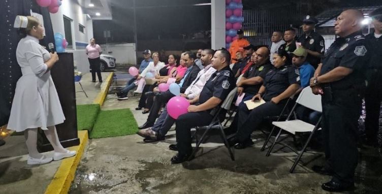 Encendido de Luces  Campaña de la cinta rosada y celeste. Lugar cuartel de Policía de Changuinola.